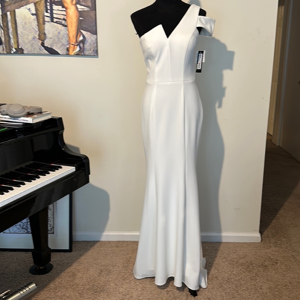 Wire between adam gown